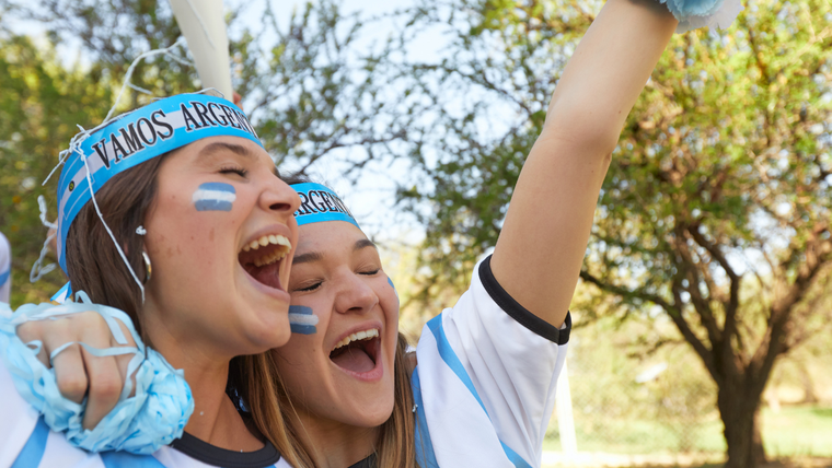 Para la ciencia, el Mundial representa uno de los mayores fenómenos de conexión social y emocional del planeta, capaz de generar felicidad, esperanza y sentido de pertenencia a escala global. Foto: Canva.