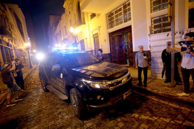 Robinho es trasladado luego de ser arrestado este jueves Foto: EFE