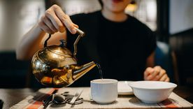 Beber agua tibia es solo uno de los hábitos de vida centenarios que se han vuelto virales.