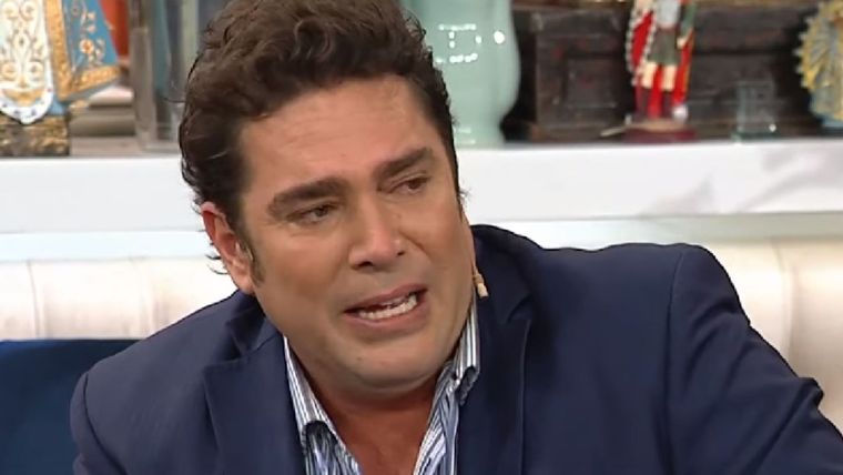 Martina Vignolo y Roberto Peña acompañaron a Matías Alé en el difícil momento tras la función. / Captura TV