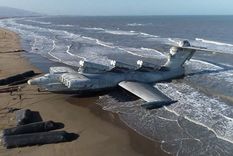 El ekranoplano Lun en una playa cerca de la ciudad de Derbent, Daguestán (Rusia).