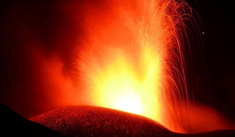 El volcán Etna expulsa lava durante una erupción en la isla de Sicilia, Italia. Foto: Efe.