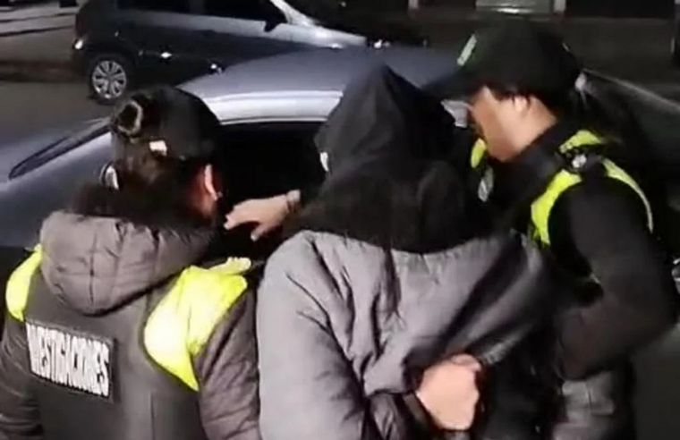 La mujer es señalada como la autora de haberle sustraído del bolsillo del saco el teléfono celular al gobernador de Tucuman, mientras participaba de un acto oficial. 