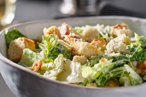 Una joven se volvió viral tras compartir en TikTok su desconcierto por el plato que recibió tras solicitar una ensalada César en un restaurante. Foto: Shutterstock.