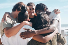 Las caricias y los abrazos son fundamentales en el bienestar emocional y físico de las personas, según confirmaron nuevas investigaciones. Foto: Shutterstock