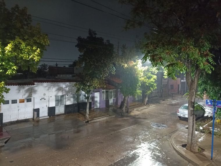 La tormenta afectó a distintos puntos del Gran Mendoza con actividad eléctrica y lluvias intensas.