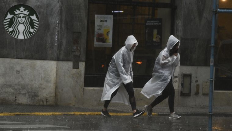 Víctima fatal en Recoleta durante el temporal Foto: Juan Mateo Aberastain Zubimendi/MDZ