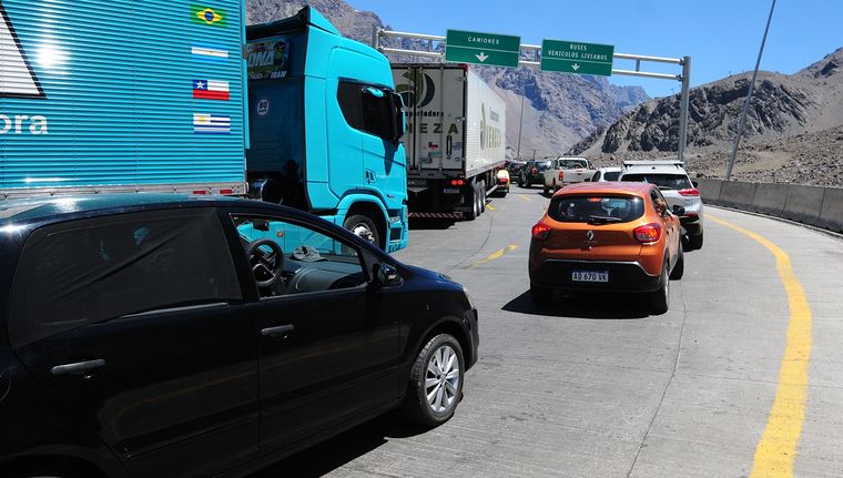 El paso internacional creció en demanda y vuelven las demoras. Foto: ALF PONCE MERCADO / MDZ