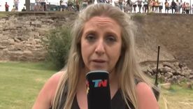 La comunicadora se cayó en el río. La comunicadora se cayó en el río.