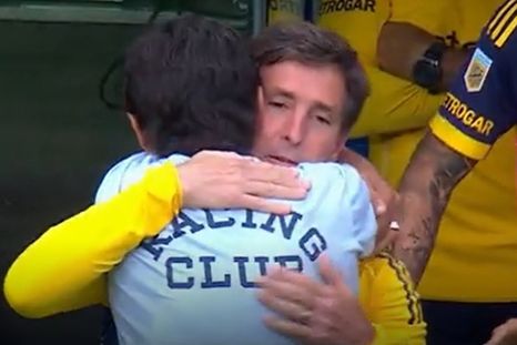 Un abrazo con historia. Gustavo Costas y Claudio Úbeda, dos ídolos de Racing, supieron ser compañeros y hoy son rivales como entrenadores. Foto: captura de imágen. Un abrazo con historia. Gustavo Costas y Claudio Úbeda, dos ídolos de Racing, supieron ser compañeros y hoy son rivales como entrenadores. Foto: captura de imágen.