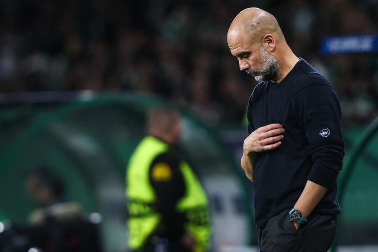 Guardiola y la dura goleada sufrida en contra. Foto: EFE