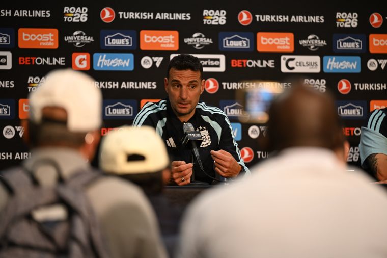 Lionel Scaloni confirmó una baja y admitió que hay más futbolistas con problemas físicos que todavía no están confirmados para jugar el Mundial.