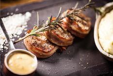 Solomillo de cerdo con puré de manzana Una receta deliciosa para hacer en pocos pasos. Foto: Shutterstock