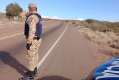 Efectivos de la Policía Rural trabajando en Las Heras en el secuestro de carne en mal estado.