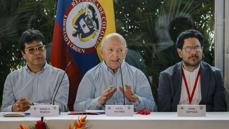 Cepeda, a la derecha, ha participado en diálogos de paz con guerillas como las Farc y el ELN.