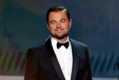 LEO DICAPRIO NO HABLA SOLO INGLÉS. EL ACTOR TIENE UNA LISTA DE IDIOMAS EN LOS QUE SE DESENVUELVE MUY BIEN.