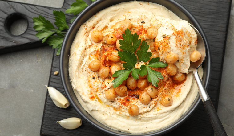 Podés añadirle los toppings que quieras a este hummus de verano delicioso Podés añadirle los toppings que quieras a este hummus de verano delicioso