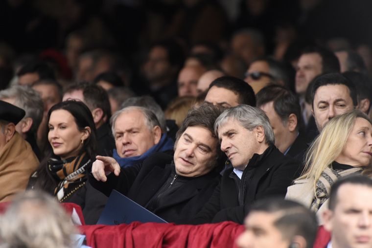 Santiago Caputo y Javier Milei en el acto inaugural de la Exposición Rural 2025