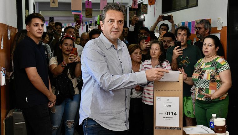 Sergio Massa ejerció su derecho a voto en las elecciones luciendo un pantalón Dolce & Gabbana. Foto: Prensa Ministerio de Economía