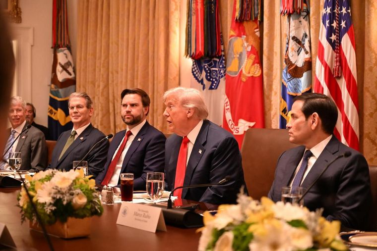 Donald Trump interrumpió a la periodista argentina Nieves Zuberbühler durante su encuentro con Javier Milei: el motivo. Foto: EFE