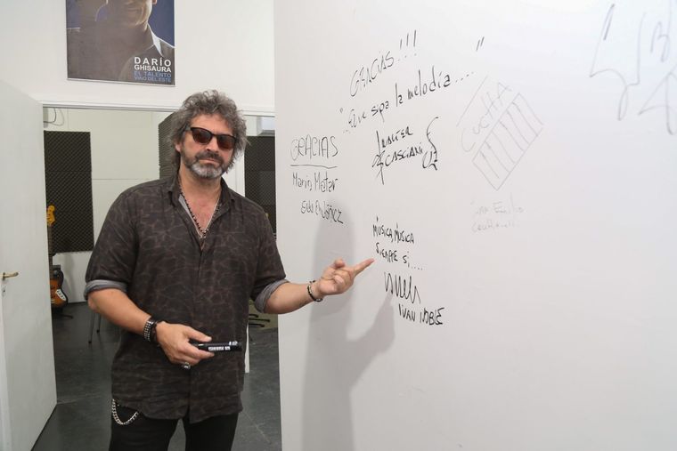 Iván Noble no dejó pasar la oportunidad de firmar en el muro del establecimiento educativo. Iván Noble no dejó pasar la oportunidad de firmar en el muro del establecimiento educativo.