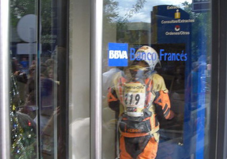 Depoorter saca plata del cajero. Foto: MDZ