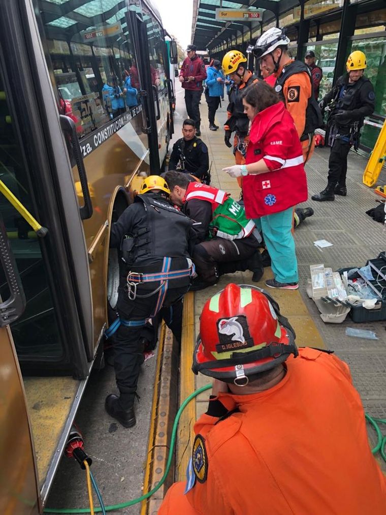 Una monja de 85 años quedó atrapada debajo de un colectivo Foto: Archivo MDZ