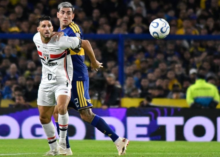 Jonathan Calleri aguanta la marca de Di Lollo. El delantero volvió a la Bombonera, pero vivió una noche de emociones cruzadas.