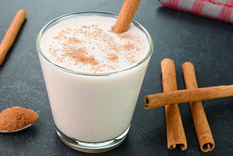 La leche merengada es una bebida típica del verano en España.