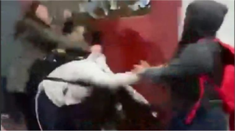 El ataque de las alumnas quedó grabado en video.