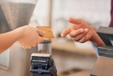 Según la empresa Fiserv, el número de comercios que se fueron adhiriendo a la propina electrónica registró un 40% mensual Foto: Shutterstock