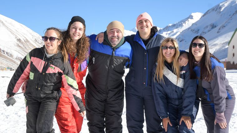 Un grupo de amigos de Santa Fe que vino a Mendoza a festejar el cumpleaños de Nadia y Edgar. Un grupo de amigos de Santa Fe que vino a Mendoza a festejar el cumpleaños de Nadia y Edgar.