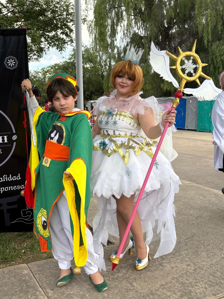 Shaora y Sakura también estuvieron presentes, ¡y ambos se llevaron premios por sus cosplays! Shaora y Sakura también estuvieron presentes, ¡y ambos se llevaron premios por sus cosplays!
