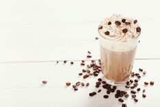 super facil, prepara esta version de cafe frio ¡una delicia!