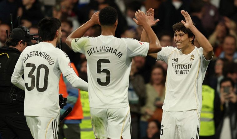 Mastantuono festeja la goleada ante el Betis con Bellingham y Gonzalo García, quien marcó un hat-trick.&nbsp;