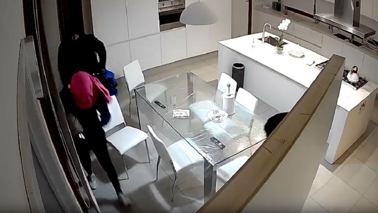 Los delincuentes captados por las cámaras del domicilio en pleno golpe millonario Foto: Captura de video