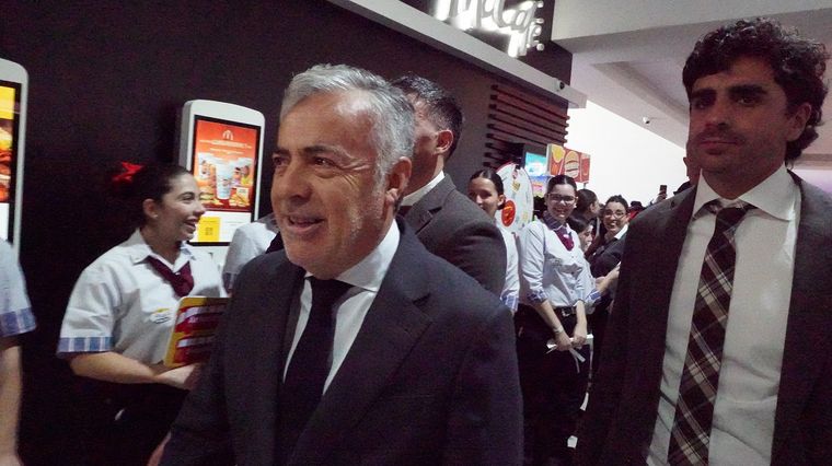 El gobernador Alfredo Cornejo y el ministro de Gobierno Natalio Mema, recorriendo el nuevo restaurante de McDonald's. El gobernador Alfredo Cornejo y el ministro de Gobierno Natalio Mema, recorriendo el nuevo restaurante de McDonald's.