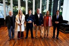 Javier Milei junto a su hermana Karina tras la reunión con la Mesa de Enlace en el predio de la Sociedad Rural. Javier Milei junto a su hermana Karina tras la reunión con la Mesa de Enlace en el predio de la Sociedad Rural.