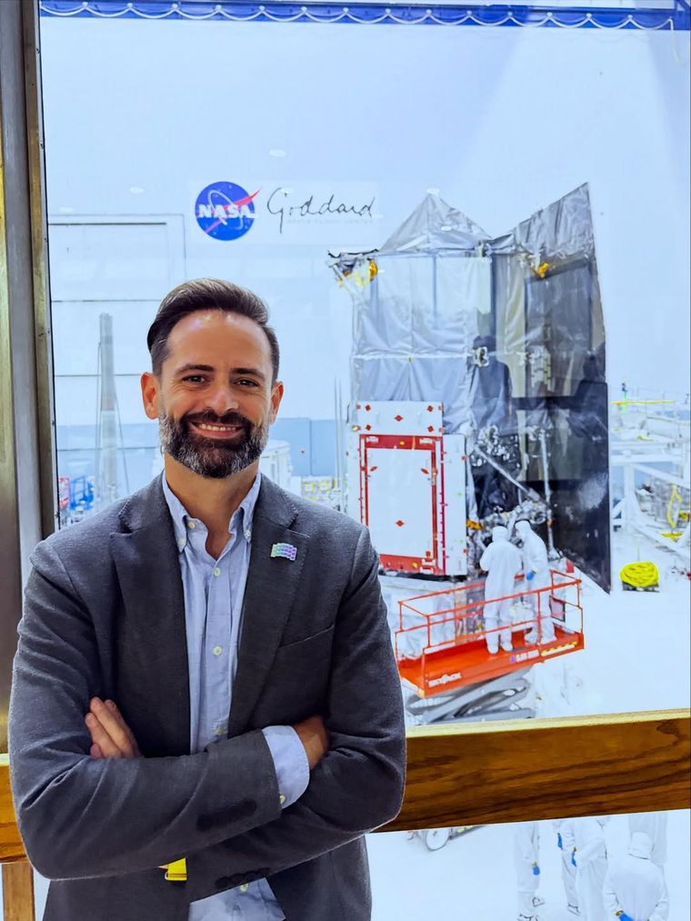 Lucas Paganini en una de las fotos que compartió en su cuenta de Instagram (@gauchogalactico) cuando el Telescopio Espacial Nancy Grace Roman alcanzó un hito histórico: la integración de su estructura y sus instrumentos. Lucas Paganini en una de las fotos que compartió en su cuenta de Instagram (@gauchogalactico) cuando el Telescopio Espacial Nancy Grace Roman alcanzó un hito histórico: la integración de su estructura y sus instrumentos.