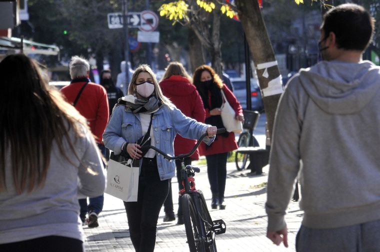 No será obligatorio el uso del barbijo en la vía pública.,
