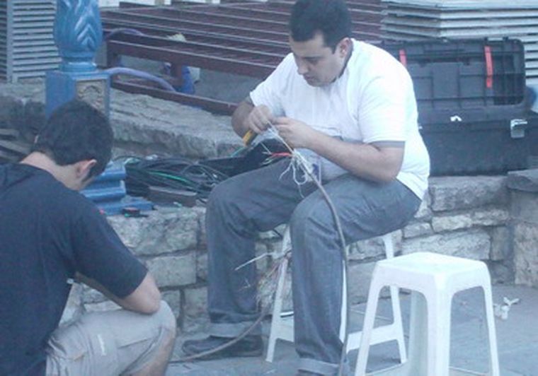 Uno de los técnicos intentando solucionar el problema. Foto: MDZ