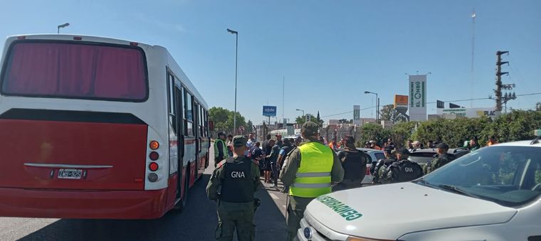 Los colectivos transportaban militantes del gremio de Camioneros y de la organización peronista La Patria es el Otro. Foto: X