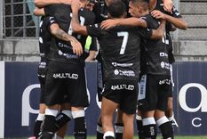 El festejo del Lobo en San Nicolás. Todos los abrazos son para Matías Muñoz, autor del 1-0 de Gimnasia. Foto: Prensa Gimnasia y Esgrima Mza El festejo del Lobo en San Nicolás. Todos los abrazos son para Matías Muñoz, autor del 1-0 de Gimnasia. Foto: Prensa Gimnasia y Esgrima Mza