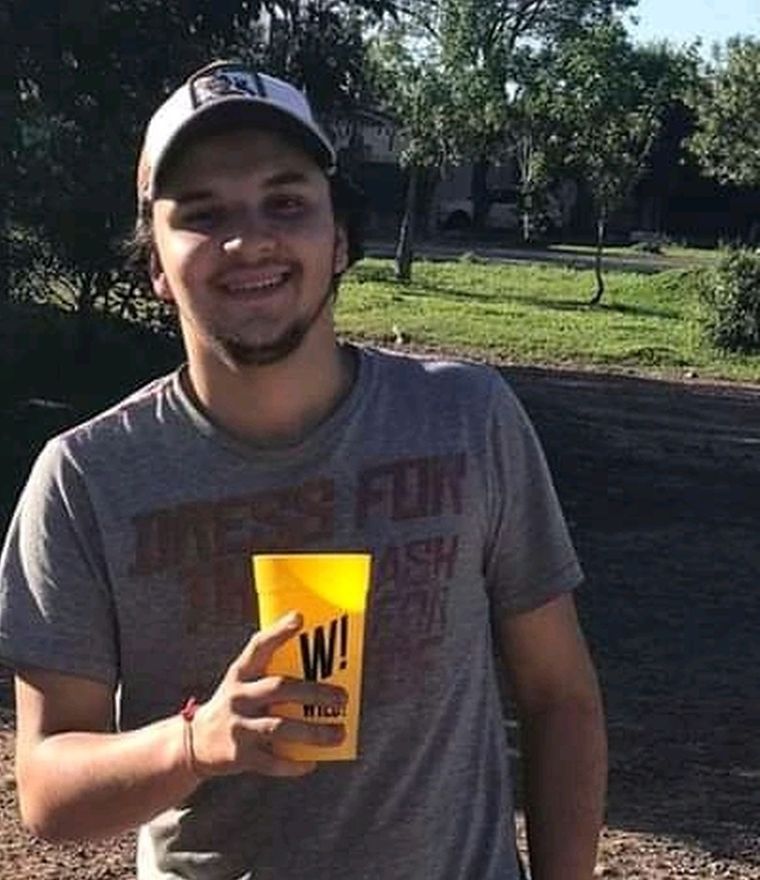 El joven de 21 años paseaba con su amigo en kayak pero se dieron vuelta y cayeron al agua