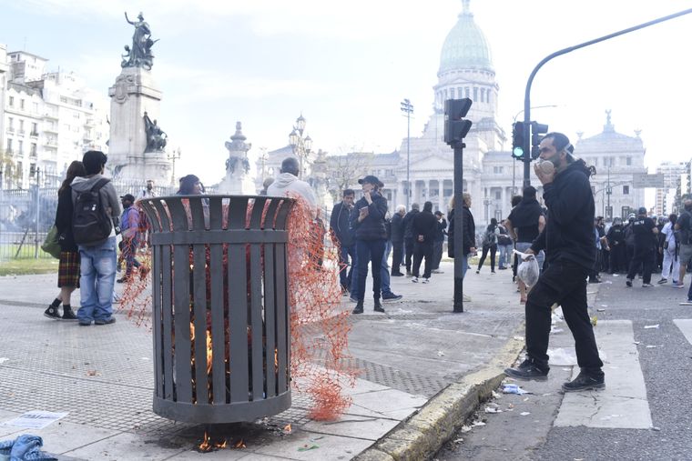 Incidentes y represión a las afueras del Congreso de la Nación Foto: Juan Mateo Aberastain