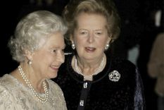 Foto: TV Insider - https://www.tvinsider.com/wp-content/uploads/2020/10/queen-elizabeth-ii-margaret-thatcher.jpg FUENTE: TV Insider