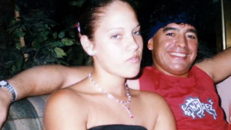 Mavys Álvarez y Diego Maradona