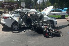 un motociclista murio al impactar con un auto frente al parque metropolitano