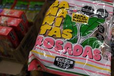 Las bananitas rosadas fueron cambiando de empaque con el correr de los años Foto: ALF PONCE MERCADO / MDZ Las bananitas rosadas fueron cambiando de empaque con el correr de los años Foto: ALF PONCE MERCADO / MDZ