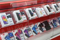 Rebaja de impuestos y aranceles para la importación de teléfonos celulares y consolas. Precios y consultas de los mendocinos. Foto: ALF PONCE MERCADO / MDZ